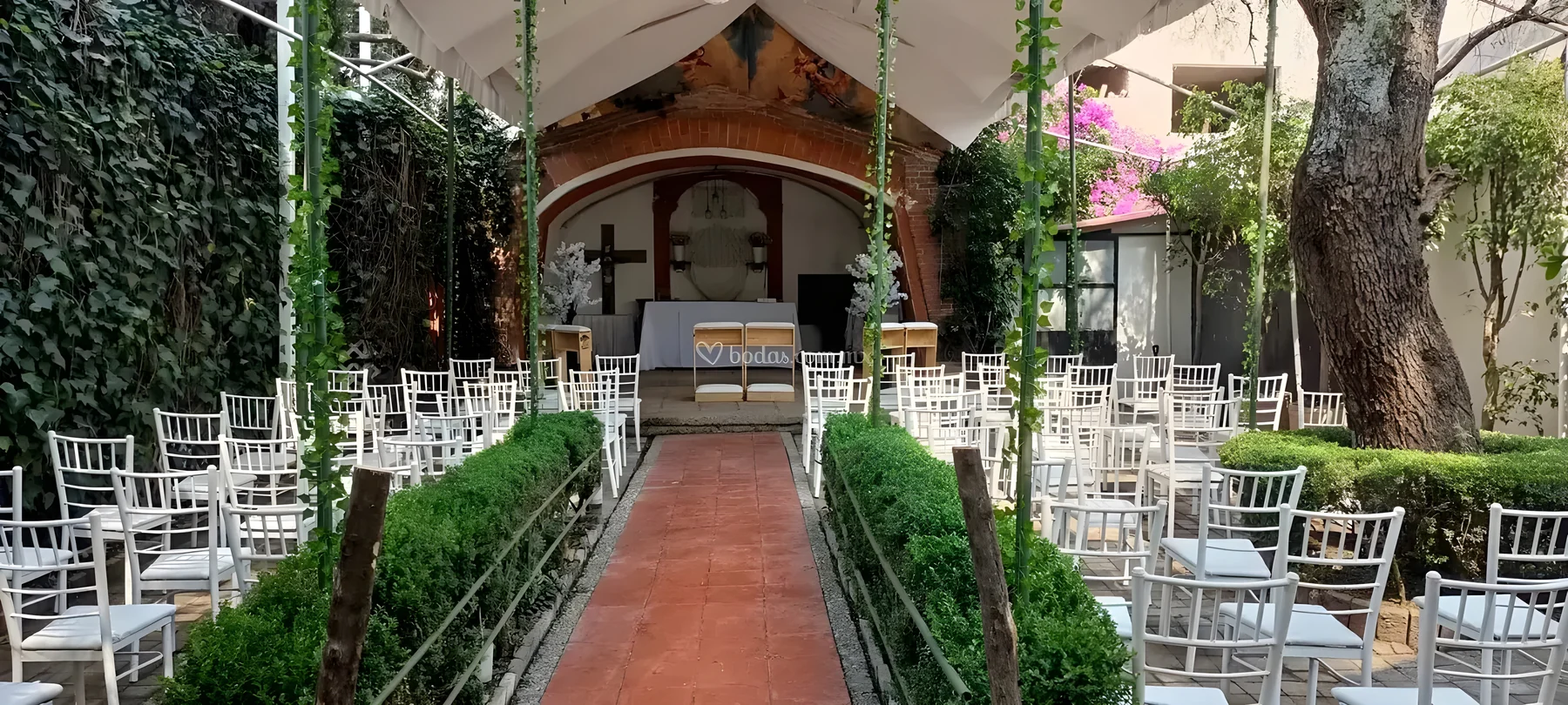 Capilla abierta rodeada de jardín